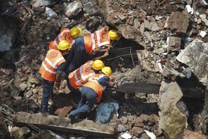 Srušila se 7-spratnica u Mumbaju, desetoro ispod ruševina
