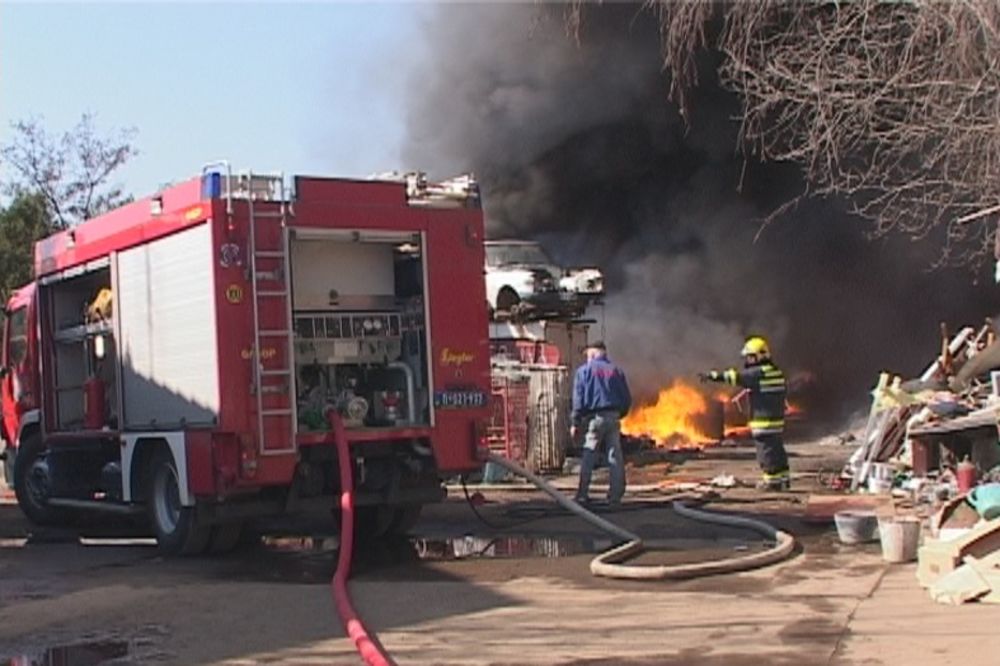 KIKINDA: Zbog vatre sa otpada umalo izgorele kuće!