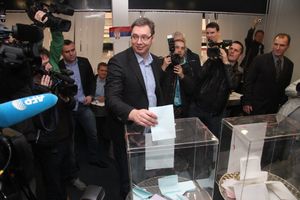 (VIDEO) VUČIĆ PRVI NA BIRAČKOM MESTU: Glasao prvi potpredsednik Vlade i lider SNS