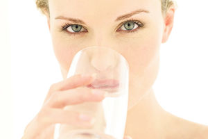 PAŽNJA, OPASNO JE: U ove 4 situacije NE BISTE SMELI da pijete vodu!