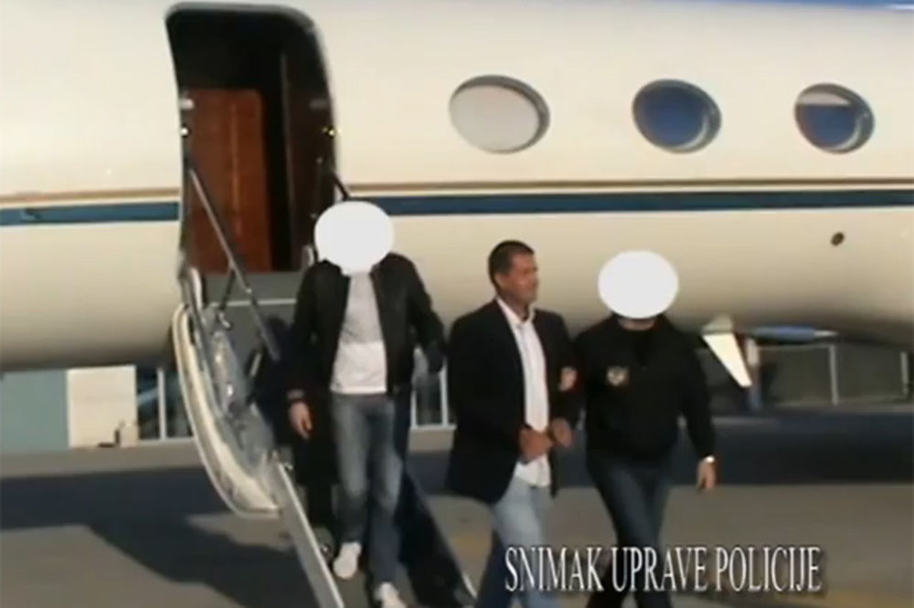 (VIDEO) SUSRET SA SINOM I MAJKOM: Šarić se nakratko zadržao na aerodromu u Podgorici!