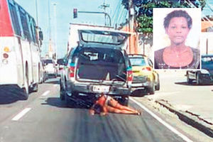 UMRLA U MUKAMA: Policajci kolima vukli ženu po putu