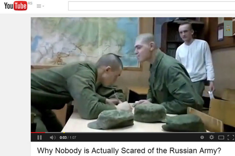 POGLEDAJTE Ruski vojnici ubijaju dosadu udarajući se kašikama koje drže u zubima