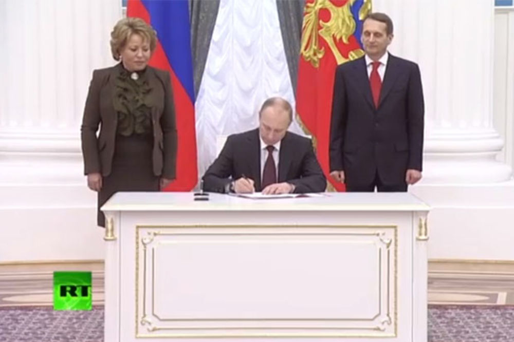 (VIDEO) Vladimir Putin stavio potpis na zakon o Krimu!