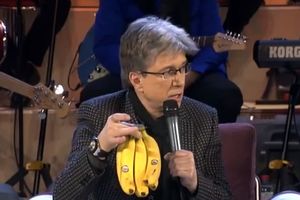 GLUPIRAO SE: Saša Popović uživo se poigrao sa bananom!