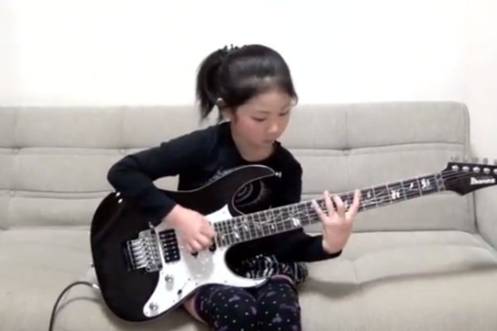 MAJSTOR ROKA: Japanka (8) pokazala kako se svira gitara!
