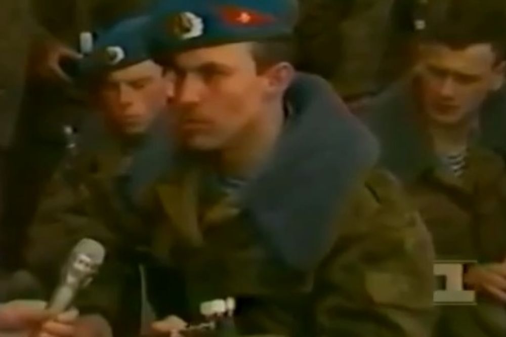 (VIDEO) Ruski vojnik peva Tamo daleko!