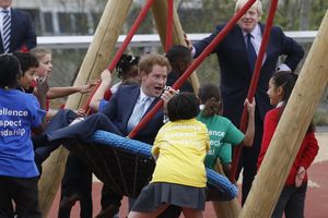 PODETINJILI: Princ Hari i gradonačelnik Londona ludovali s decom po parku