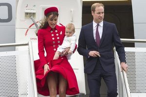 VETAR PODIGAO SUKNJU: Princeza Kejt umalo uslikala odbor za doček na Novom Zelandu