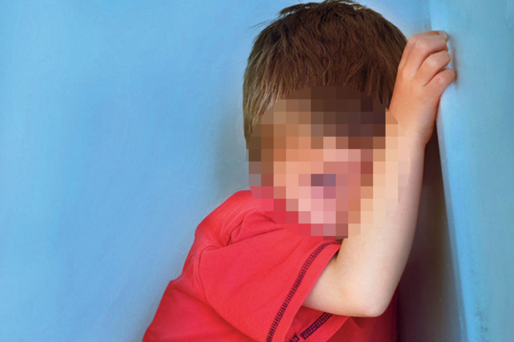 ZLOSTAVLJALI OSNOVCA: Skinuli dečaka (13) golog, vezali ga za koš i mučili