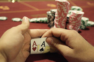 ZARADIO 190.000 EVRA: Direktor NLB banke pasionirani pokeraš
