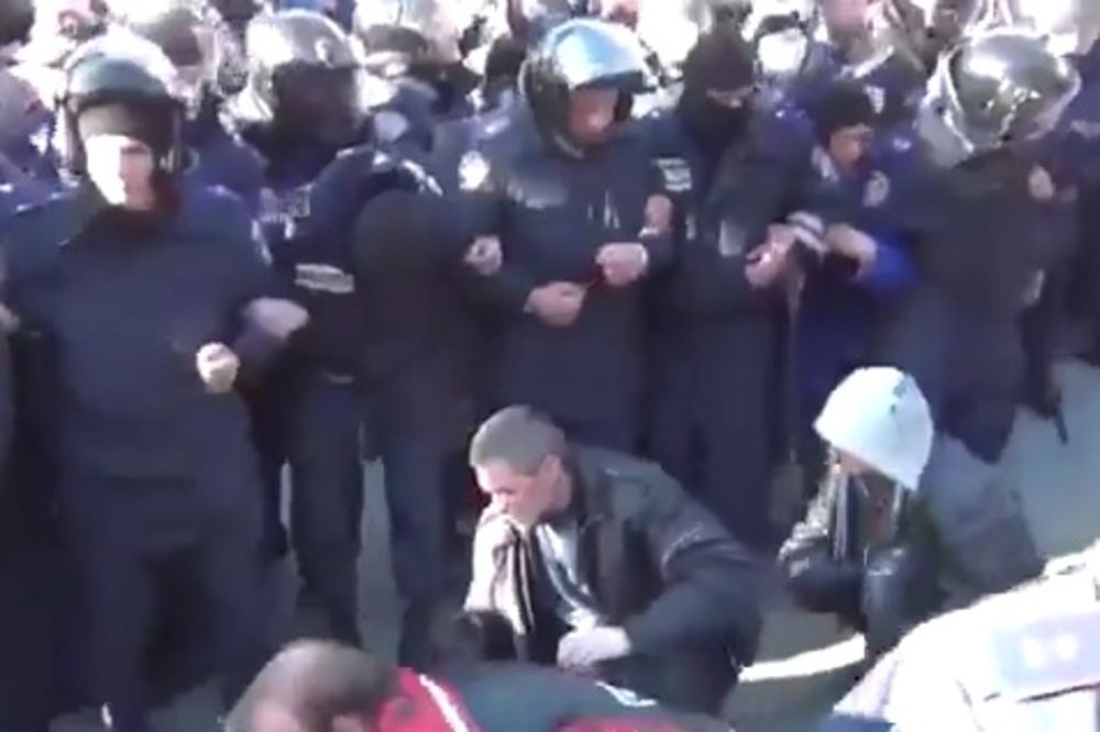 (VIDEO) HOD SRAMA: Neonacisti puze između policijskih koridora dok ih gađaju petardama!