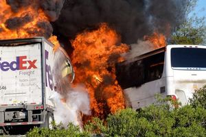 TRAGEDIJA U KALIFORNIJI: Zapalio se autobus pun đaka, poginulo devetoro