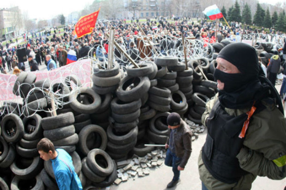 (VIDEO) UŽIVO DAN 53 UZBUNA U DONJECKU: Demonstranti jačaju barikade, strahuju od napada!