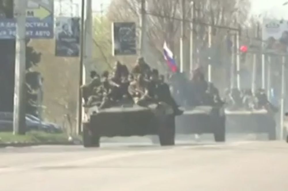 OKAČILI RUSKE ZASTAVE: Ukrajinski vojnici sa 6 bornih kola prešli na stranu federalista!