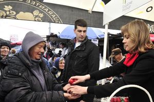 VELIKI PETAK: JKP Gradske pijace delile uskršnja jaja na Zvezdari!