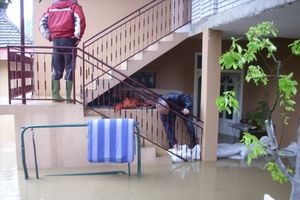 (VIDEO) NIŠLIJE OČAJNE: Fekalne vode poplavile ulice, podrume i dvorišta