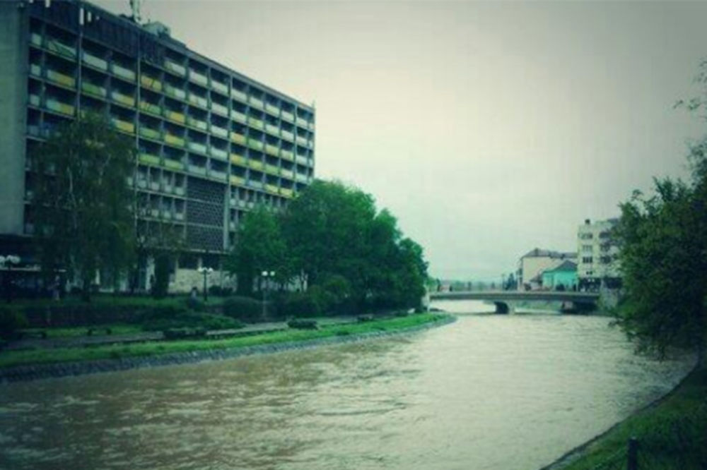 STVORENA MALA JEZERA: Nakon obilnih kiša potopljeno desetak ulica u Leskovcu