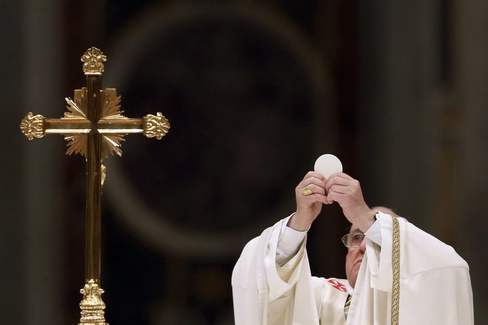 MISA PRED 100.000 VERNIKA: Papa osudio rasipništvo u doba kada mnogi gladuju
