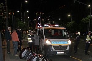 SKUTER UDARIO U AUTO: Motorista svirao taksisti na Terazijama, pa se zabio u zadnji deo fijata!