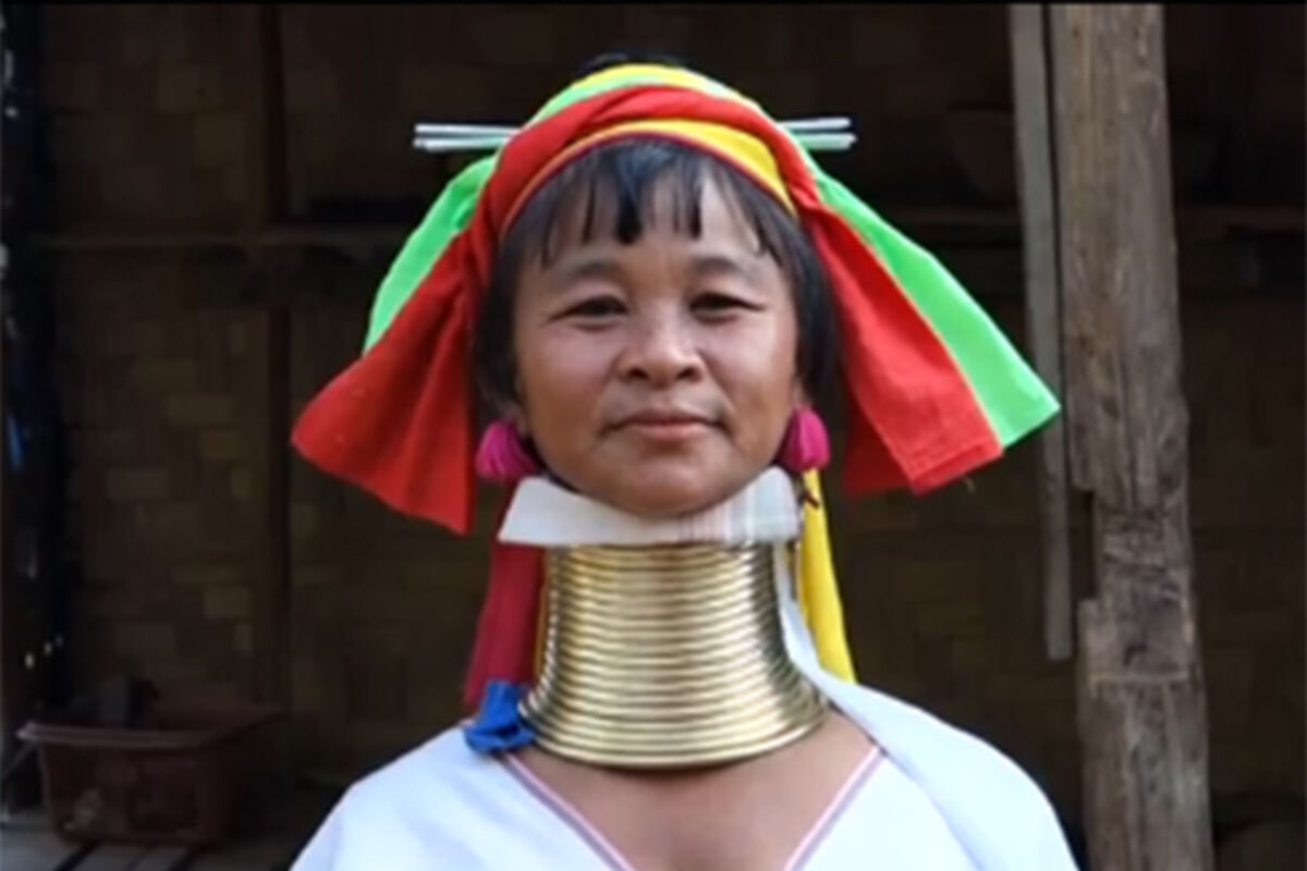 Длинные шеи в африке. Племя Падаунг Бирма. Падаунг в Мьянме. Кольца на шее. Длинная шея у женщин.