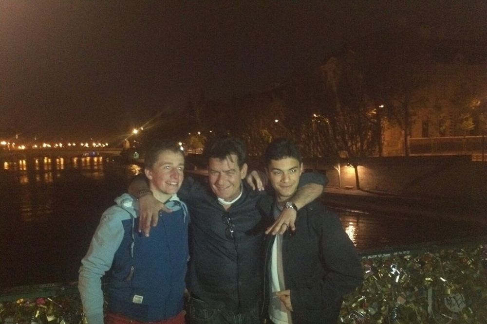 (FOTO) Ovako izgleda kada naletite na pijanog Čarlija Šina usred Pariza!