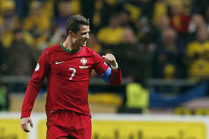 (FOTO) DA JE MESI PA DA RAZUMEMO: Ronaldo stalno pokušava da bude viši nego što jeste