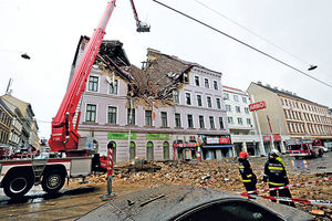 VRISKA I PANIKA: Dramatično rušenje zgrade posle eksplozije gasa