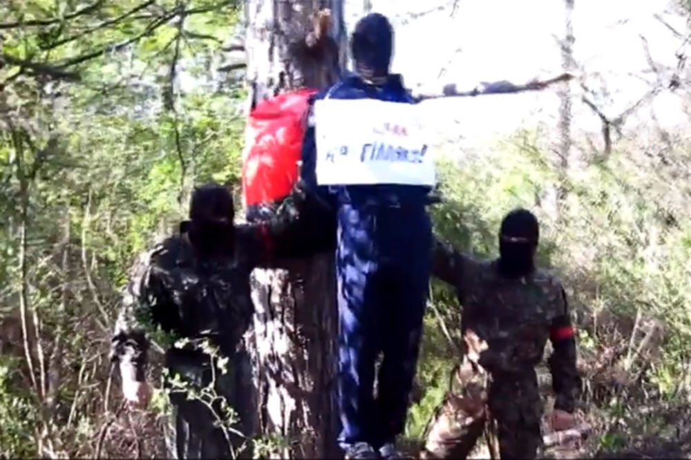 (VIDEO 18+) STRAVIČNA SMRT: Pogledajte kako su ukrajinski fašisti obesili čoveka!