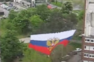 ( VIDEO) DELIJAMA RUSIJA U SRCU: Između dva solitera razvili zastavu dugu 20 metara!