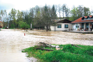 DRAMATIČNO: U Grockoj poplavljeno 20 kuća, evakuisane tri porodice