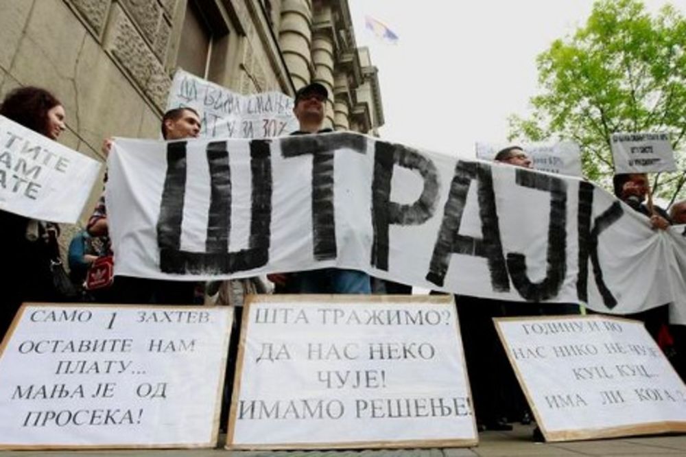 Zaposleni PIO fonda štrajkuju ispred Vlade Srbije
