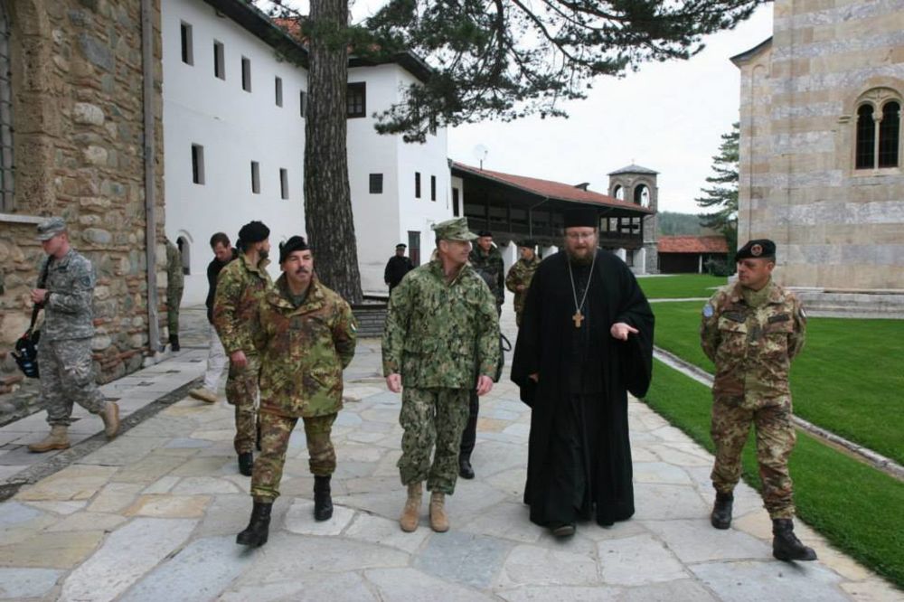 ADMIRAL U POSETI DEČANIMA: Oficiri Kfora razgovarali o zaštiti srpskog manastira!