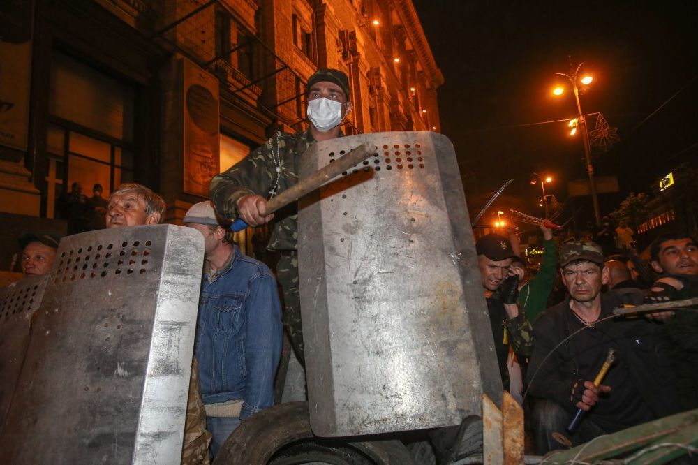 (FOTO+VIDEO) MASOVNA TUČA U KIJEVU: Eksplozije, baklje i palice na Majdanu!