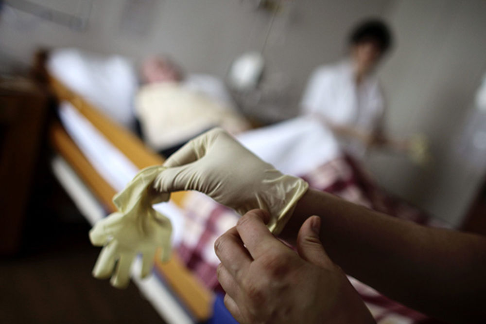 KOSOVSKA MITROVICA: Medicinske sestre našle 4.000 evra u krevetu preminulog pacijenta