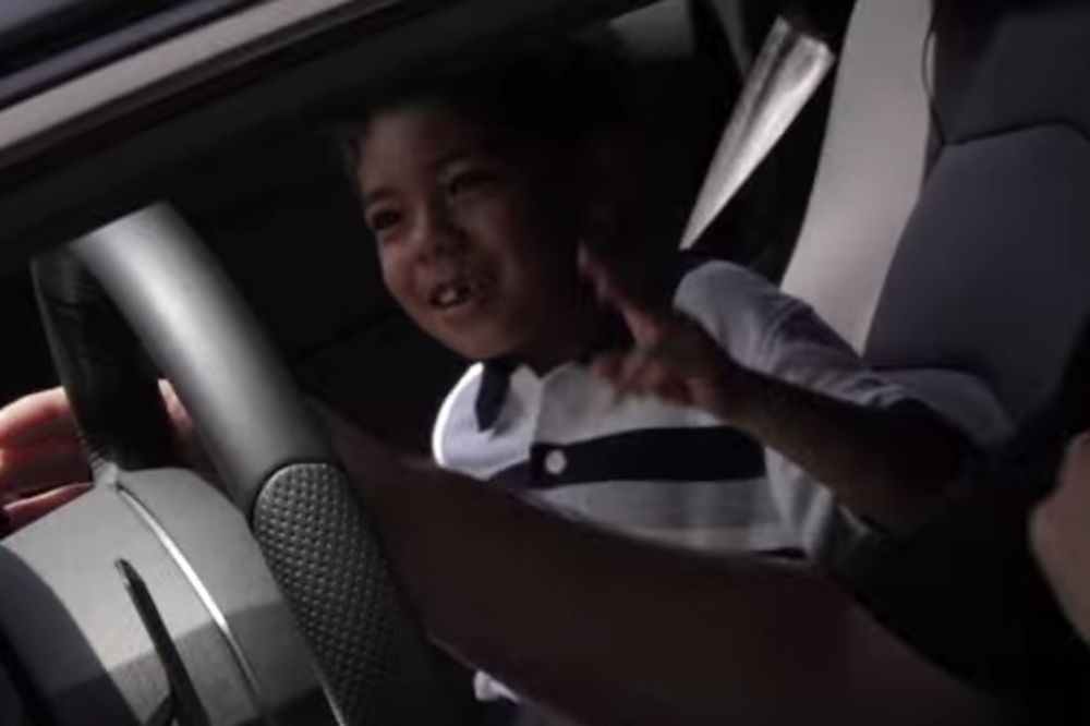 (VIDEO) ISPUNJENJE SNA: Dečak (7) za rođendan dobio lamborgini!