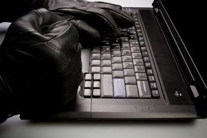 POLICIJA UPOZORAVA: Hakeri preko interneta šire opasni virus