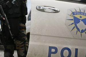 TEROR U PRIŠTINI SE NASTAVLJA! Pripadnici tzv. kosovske policije do zuba naoružani uleteli i u dvorište opštine Istok!