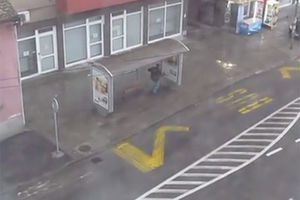 (VIDEO) VANDALIZAM NA DELU: Pogledajte kako huligan uništava autobusko stajalište!