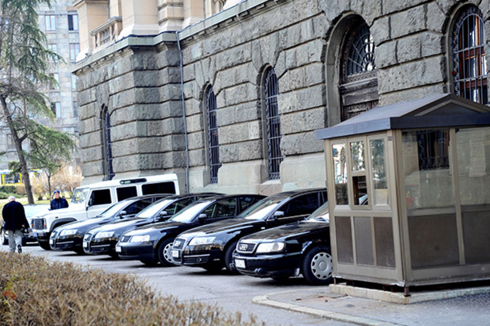 NOVA PRAVILA: Ko sve u Srbiji ima pravo na službeni auto