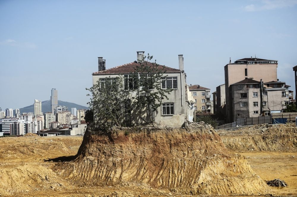 NE DA SVOJ DOM: Turčin odbija da se iseli iz kuće koji građevinci prete da sruše!