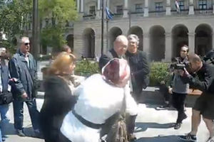 (FOTO I VIDEO) Pogledajte kako su Ištvana Pastora napali u Budimpešti