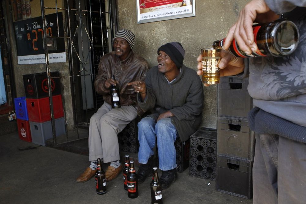UBILA IH RAKIJA: 63 se otrovalo alkoholom u Keniji