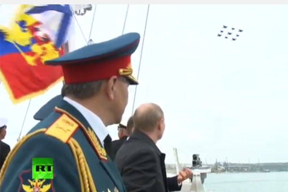 (VIDEO) ODRŽANA PARADA U SEVASTOPOLJU: Putin prvi put na ruskom Krimu!
