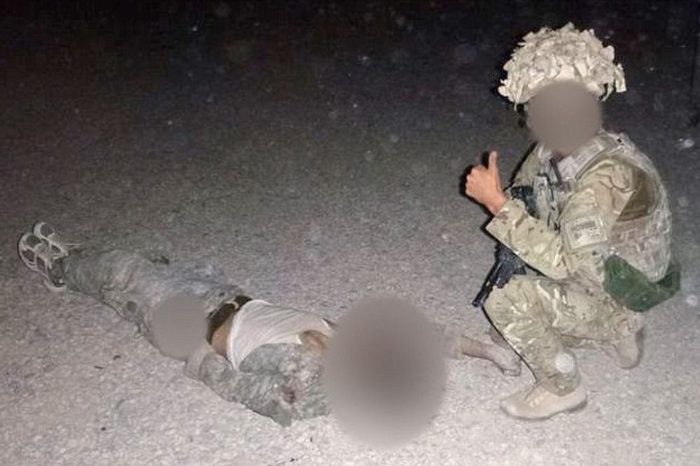 FOTKAO SE S LEŠOM: Britanski vojnik kažnjen, ismevao mrtvog talibana