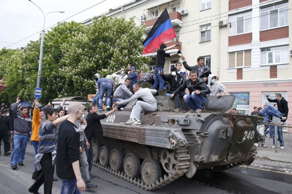 (FOTO) KAO FIJAKEROM: Provozali se zarobljenim ukrajinskim borbenim vozilom!