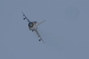 POGLEDAJTE SNIMAK: Sirijski MiG izbegava vatru sa zemlje i razara bazu Al kaide!