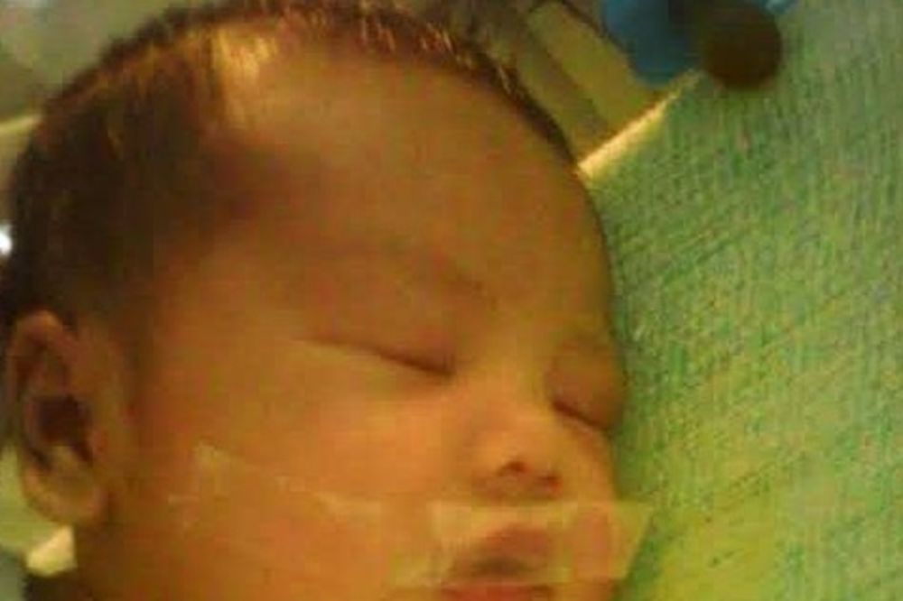 PLAKALA PREGLASNO: Tek rođenoj bebi u bolnici zalepili usta selotejpom!