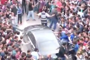 (VIDEO) Pogledajte kako je besna masa napala turskog premijera!