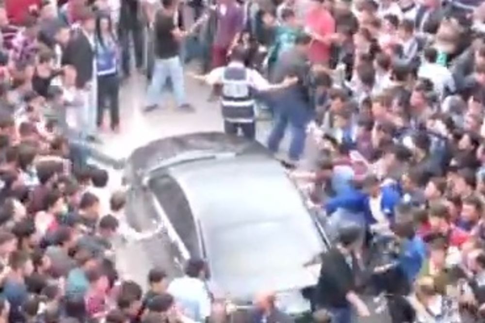 (VIDEO) Pogledajte kako je besna masa napala turskog premijera!